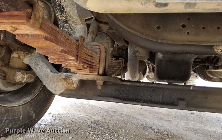 image for item DO4685 2001 International 4700 oil distributor truck