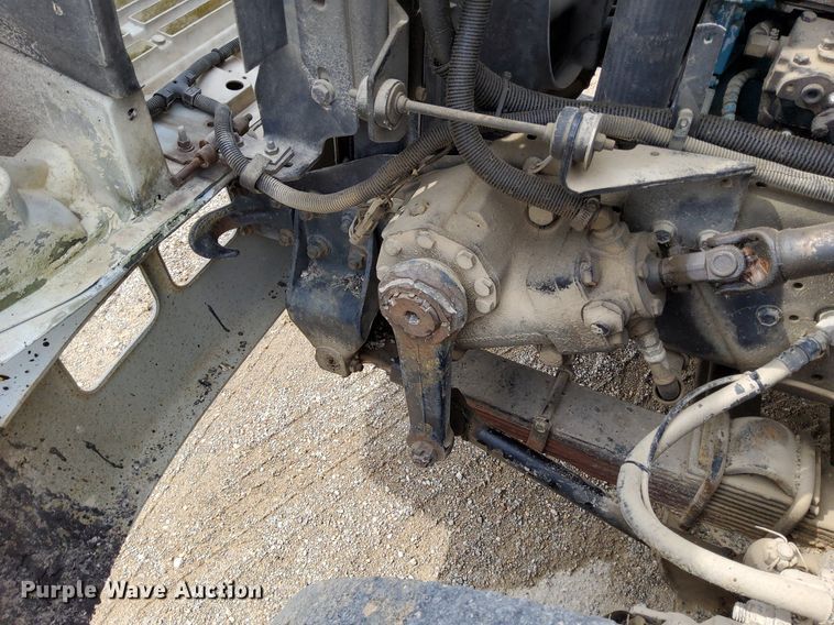 image for item DO4685 2001 International 4700 oil distributor truck