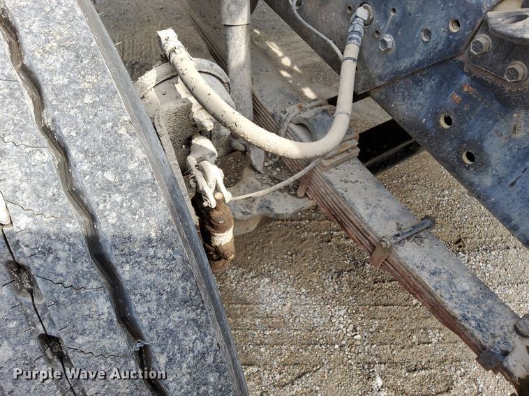 image for item DO4685 2001 International 4700 oil distributor truck