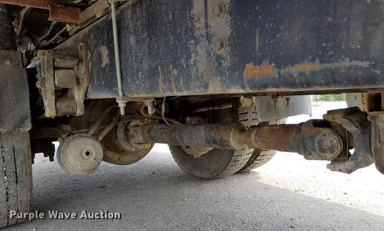 image for item DO4685 2001 International 4700 oil distributor truck