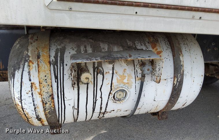 image for item DO4685 2001 International 4700 oil distributor truck