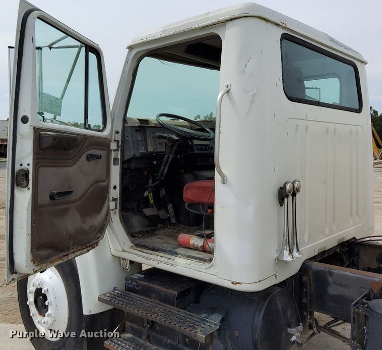 image for item DO4685 2001 International 4700 oil distributor truck