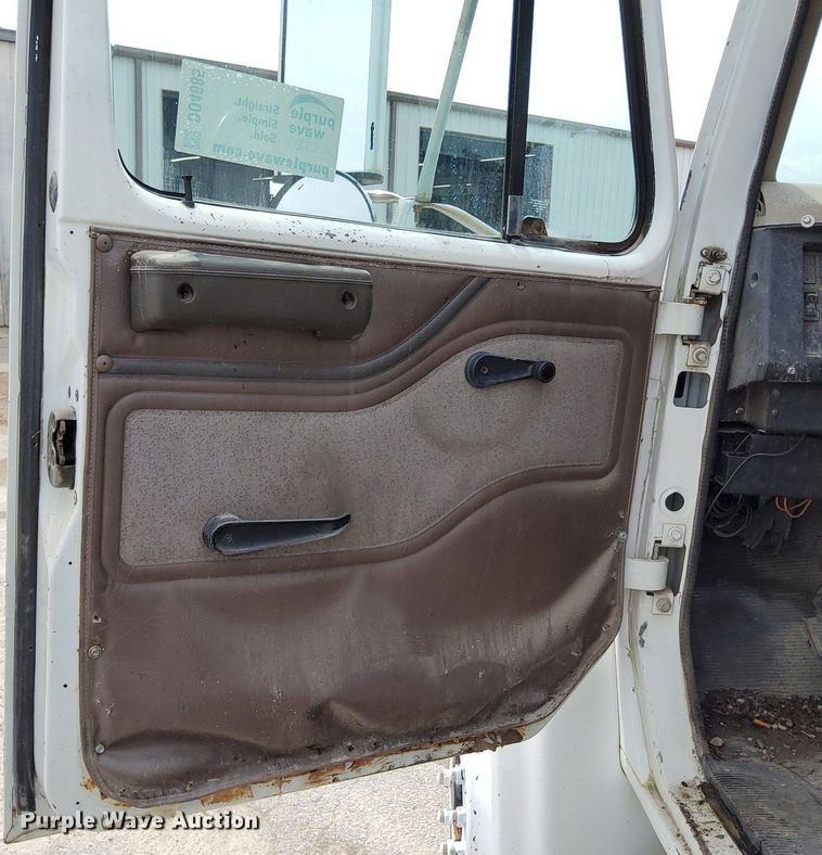 image for item DO4685 2001 International 4700 oil distributor truck