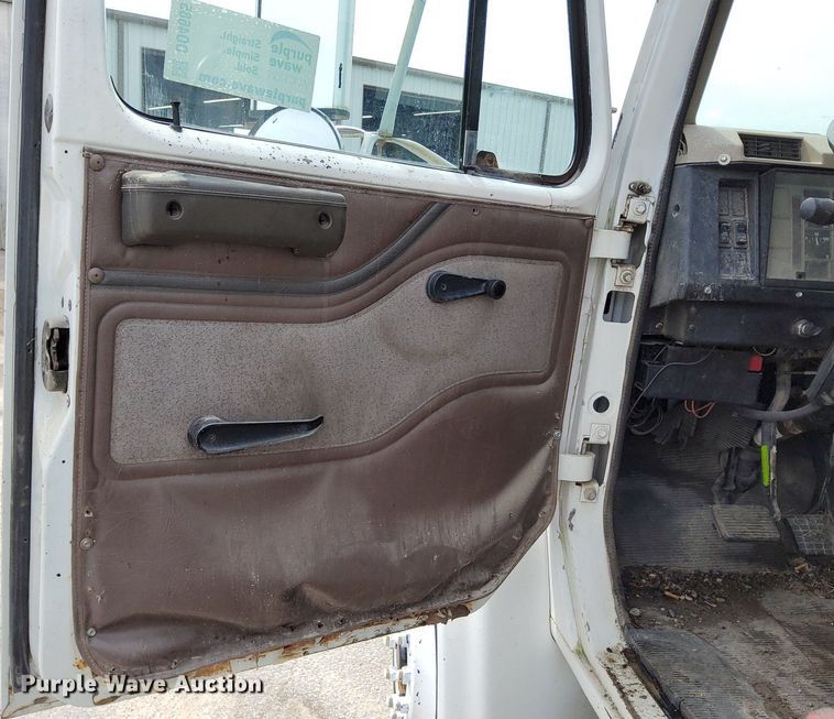 image for item DO4685 2001 International 4700 oil distributor truck