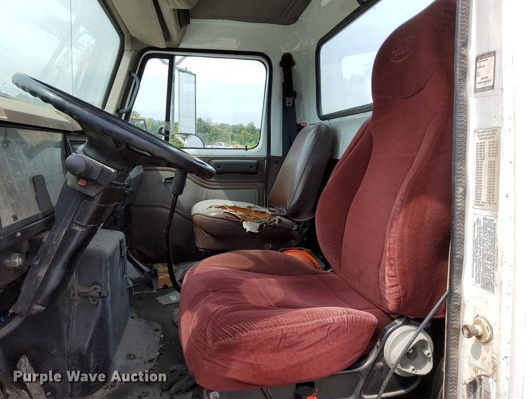 image for item DO4685 2001 International 4700 oil distributor truck