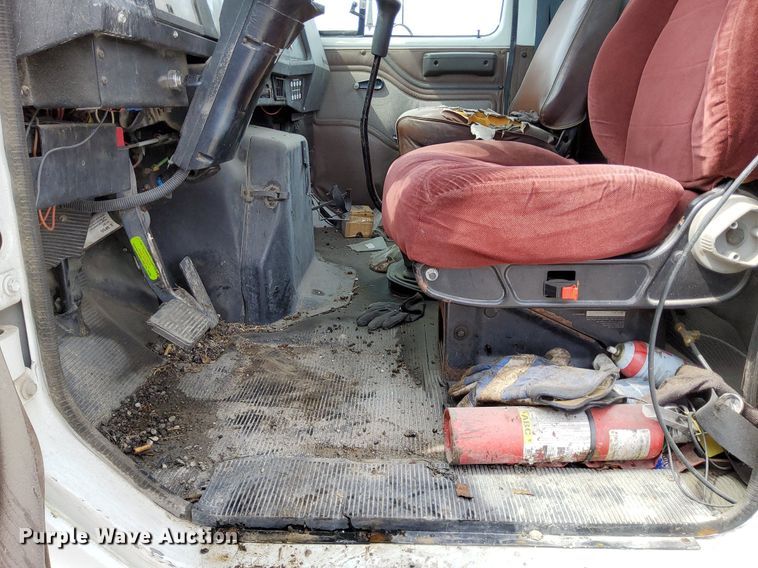 image for item DO4685 2001 International 4700 oil distributor truck