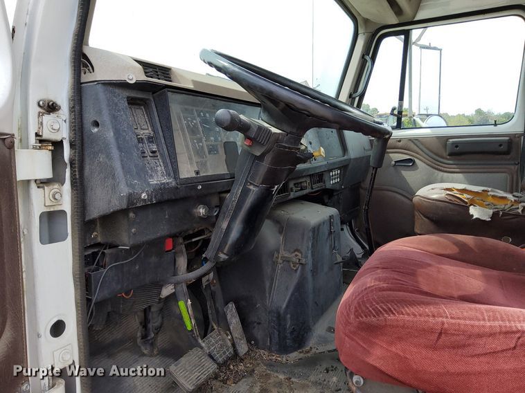 image for item DO4685 2001 International 4700 oil distributor truck