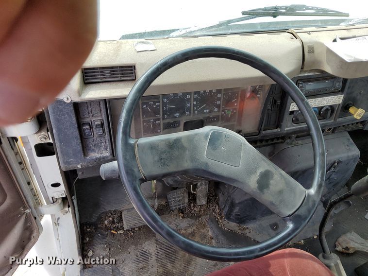 image for item DO4685 2001 International 4700 oil distributor truck