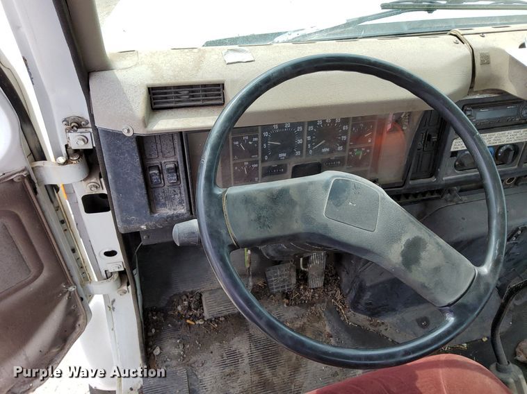 image for item DO4685 2001 International 4700 oil distributor truck