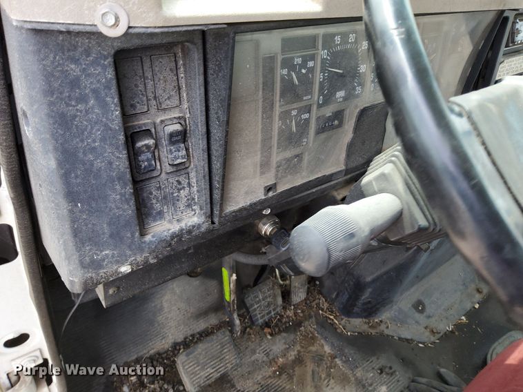 image for item DO4685 2001 International 4700 oil distributor truck