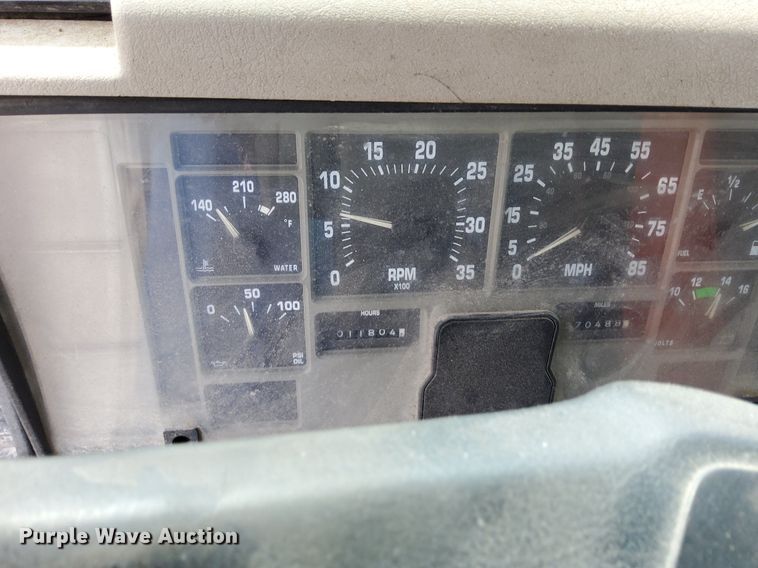 image for item DO4685 2001 International 4700 oil distributor truck