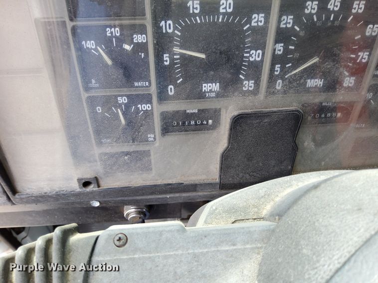 image for item DO4685 2001 International 4700 oil distributor truck