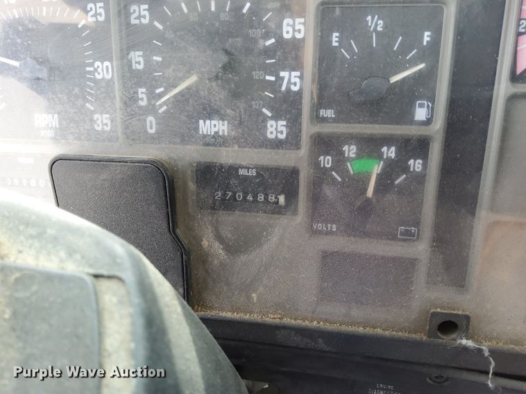 image for item DO4685 2001 International 4700 oil distributor truck