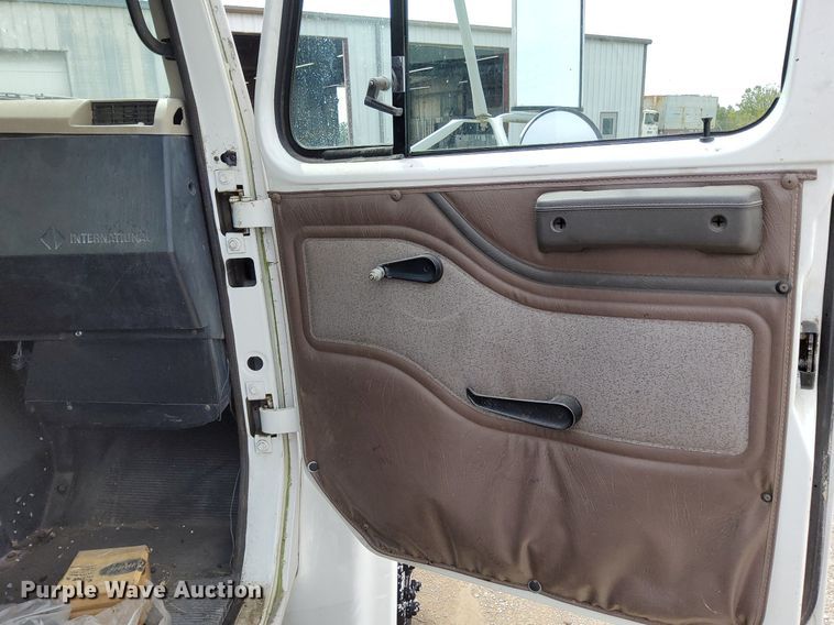 image for item DO4685 2001 International 4700 oil distributor truck