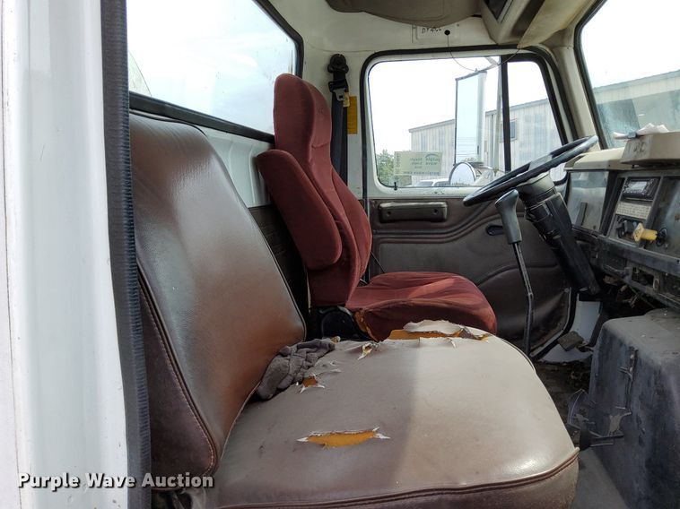 image for item DO4685 2001 International 4700 oil distributor truck