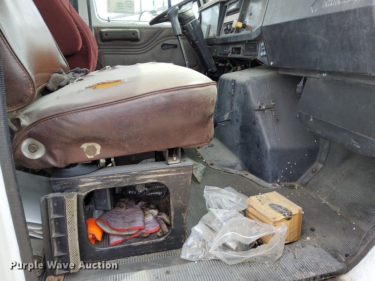 image for item DO4685 2001 International 4700 oil distributor truck