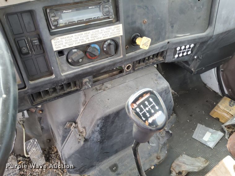 image for item DO4685 2001 International 4700 oil distributor truck