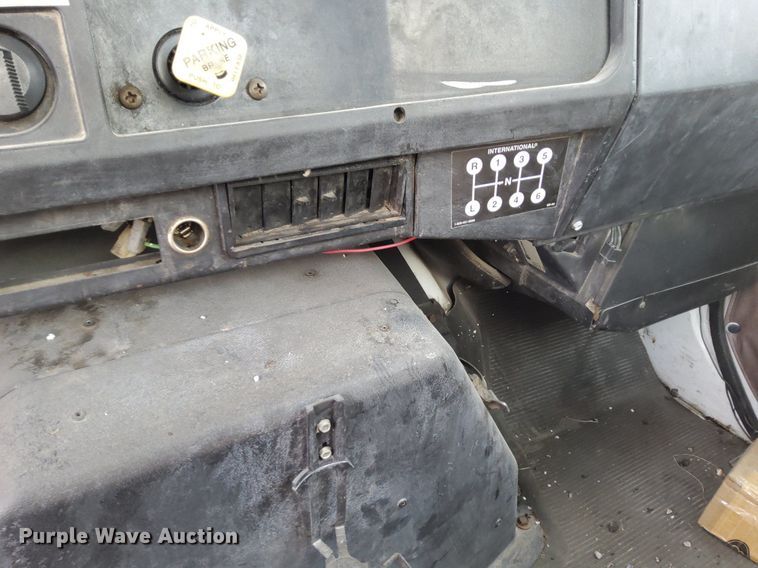 image for item DO4685 2001 International 4700 oil distributor truck