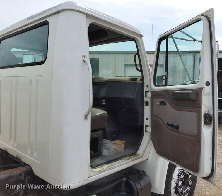 image for item DO4685 2001 International 4700 oil distributor truck