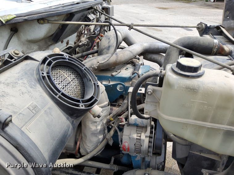 image for item DO4685 2001 International 4700 oil distributor truck