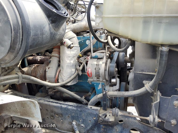 image for item DO4685 2001 International 4700 oil distributor truck