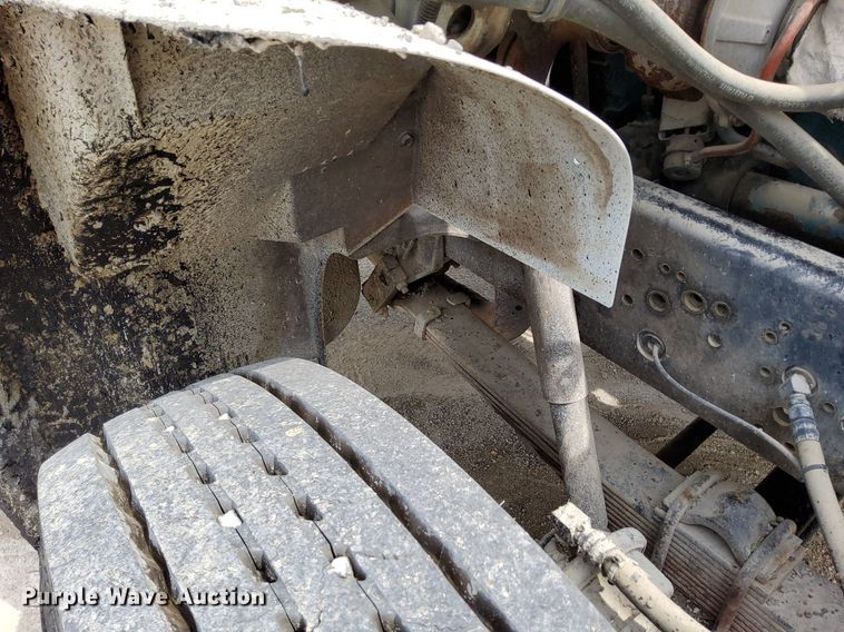 image for item DO4685 2001 International 4700 oil distributor truck