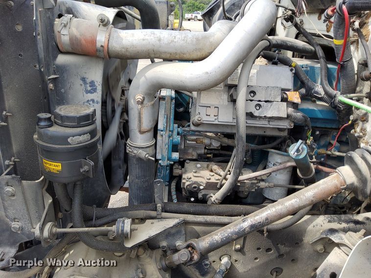 image for item DO4685 2001 International 4700 oil distributor truck