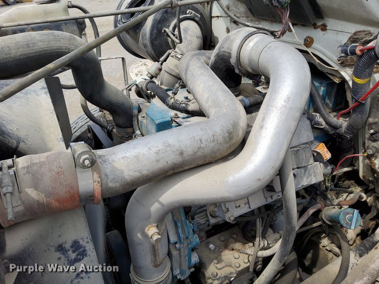 image for item DO4685 2001 International 4700 oil distributor truck