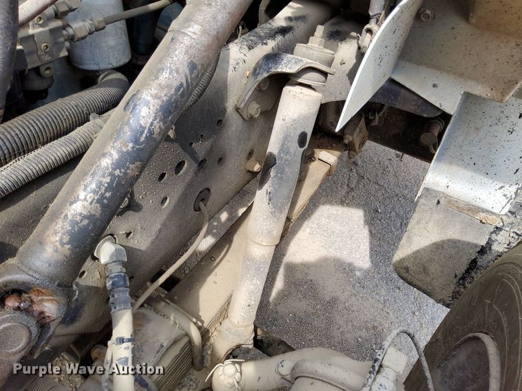 image for item DO4685 2001 International 4700 oil distributor truck