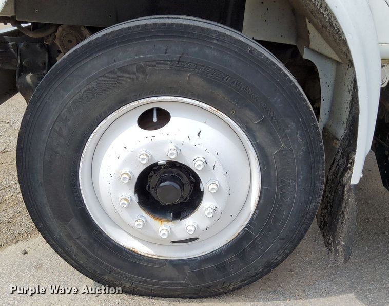 image for item DO4685 2001 International 4700 oil distributor truck