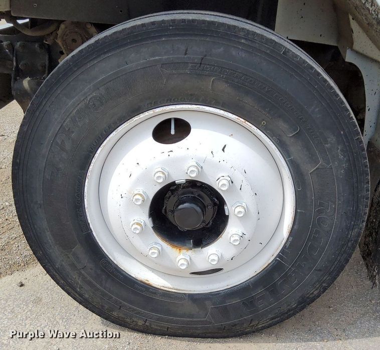 image for item DO4685 2001 International 4700 oil distributor truck