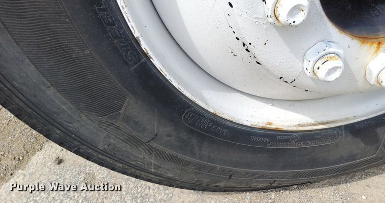 image for item DO4685 2001 International 4700 oil distributor truck