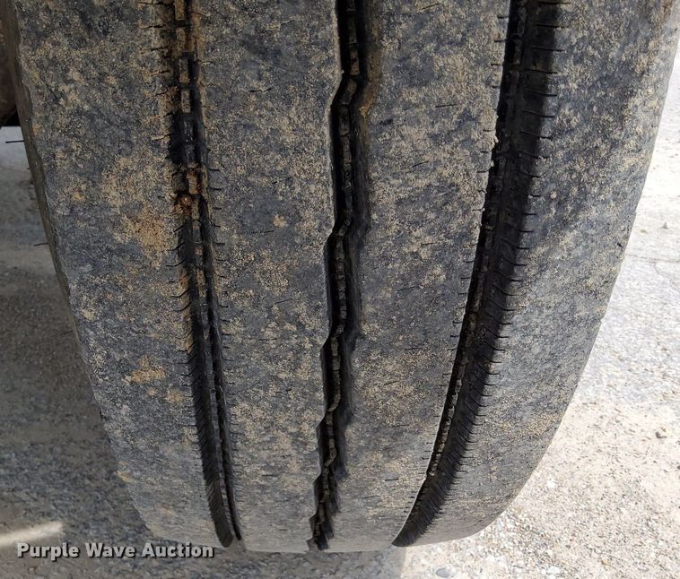 image for item DO4685 2001 International 4700 oil distributor truck