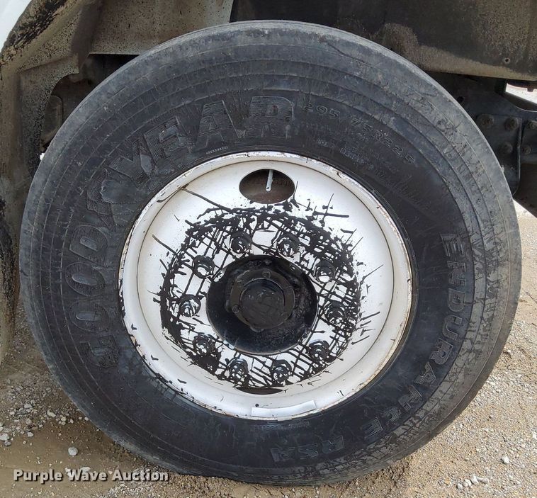 image for item DO4685 2001 International 4700 oil distributor truck