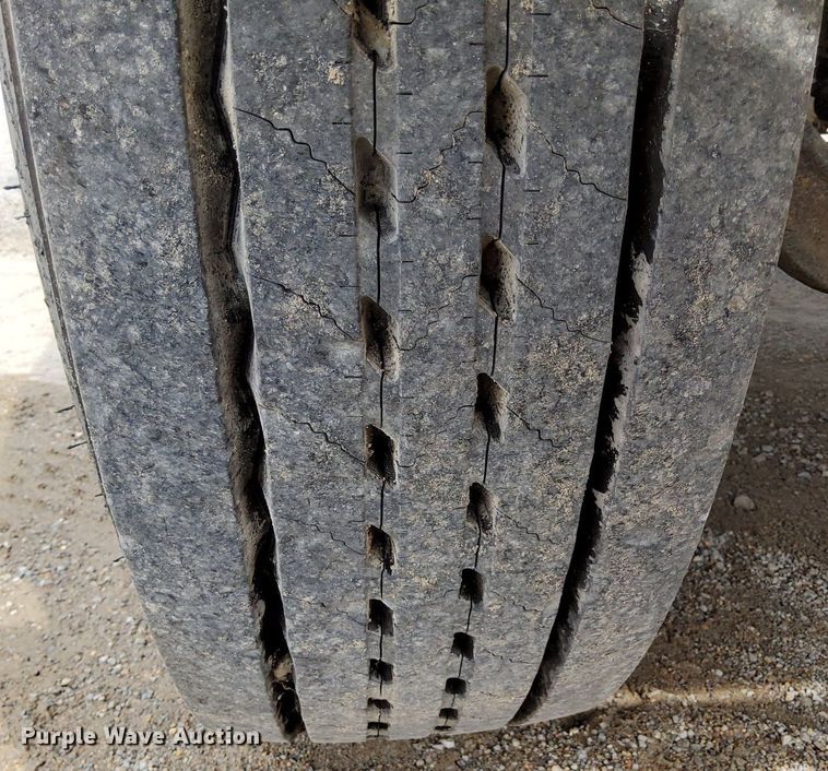 image for item DO4685 2001 International 4700 oil distributor truck