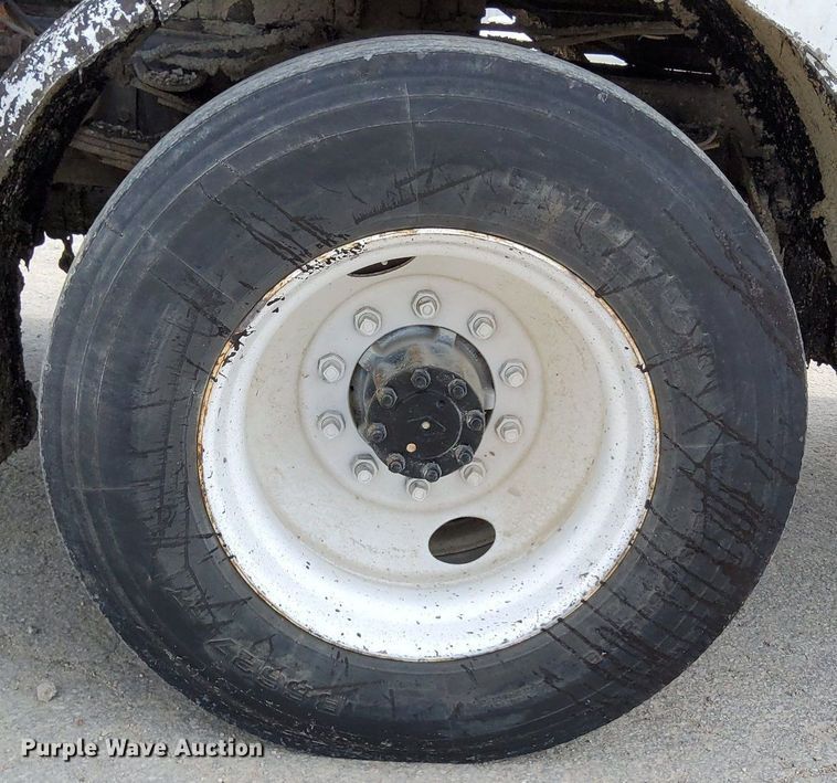 image for item DO4685 2001 International 4700 oil distributor truck