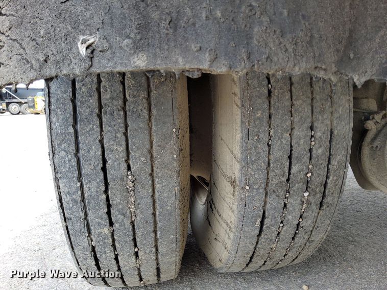 image for item DO4685 2001 International 4700 oil distributor truck