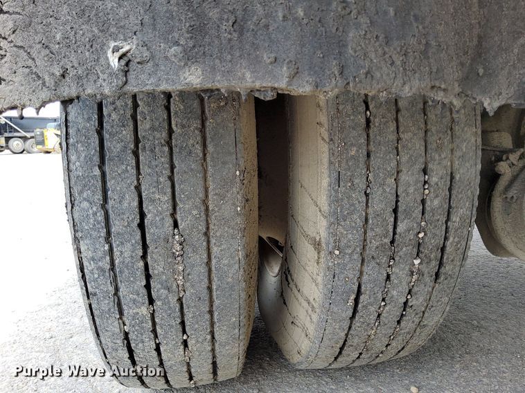 image for item DO4685 2001 International 4700 oil distributor truck