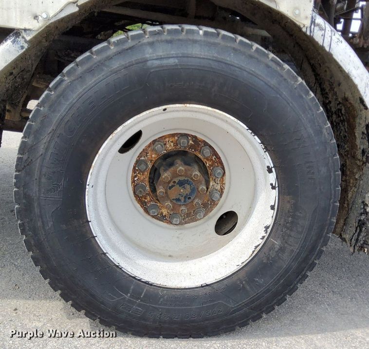 image for item DO4685 2001 International 4700 oil distributor truck