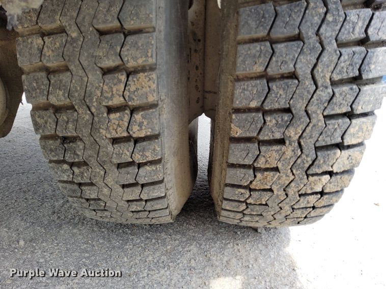 image for item DO4685 2001 International 4700 oil distributor truck