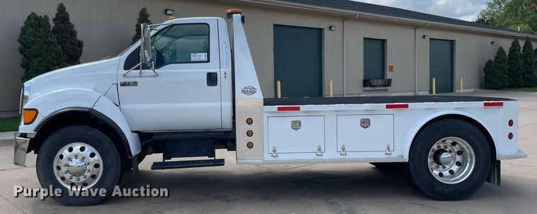 image for item DP0061 2004 Ford F750 Super Duty  flatbed truck