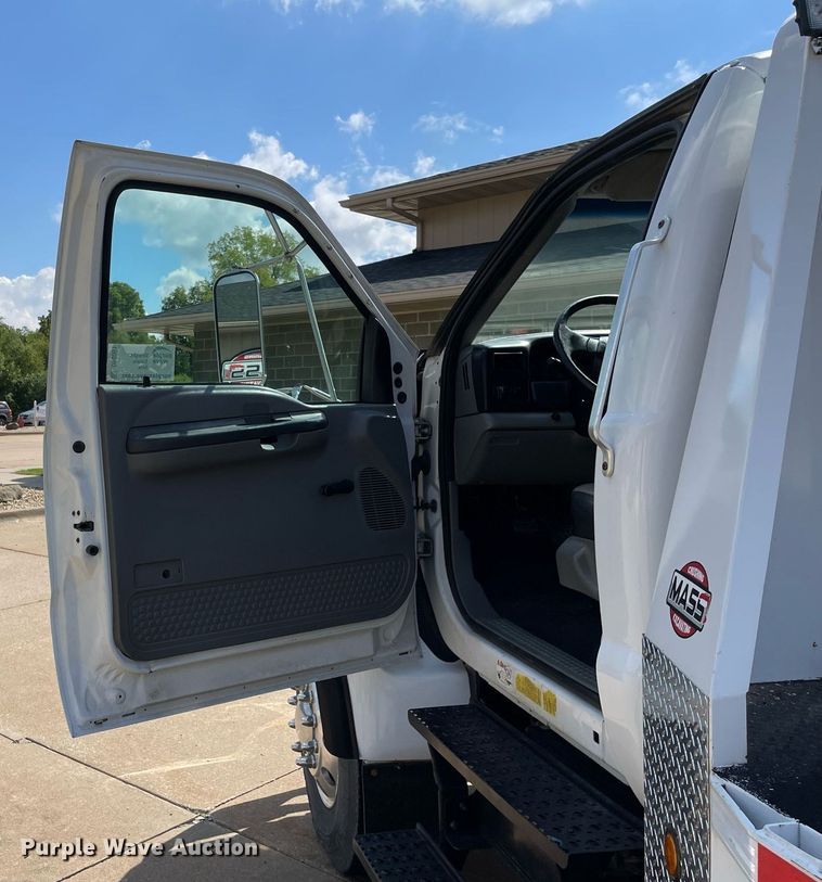 image for item DP0061 2004 Ford F750 Super Duty  flatbed truck