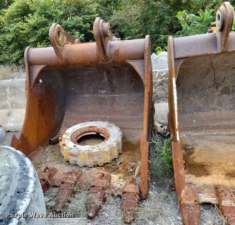 image for item DP5293 (2) excavator buckets