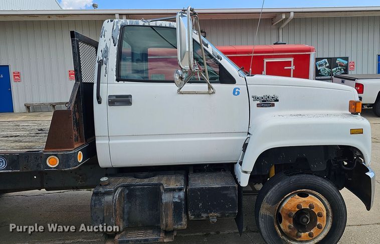 image for item DQ0213 1994 GMC TopKick LoPro  flatbed truck