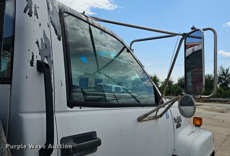 image for item DQ0213 1994 GMC TopKick LoPro  flatbed truck