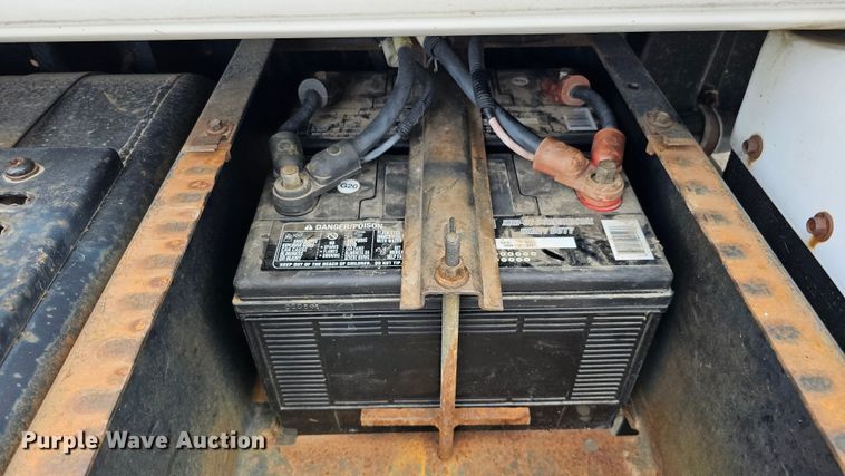 image for item DQ0213 1994 GMC TopKick LoPro  flatbed truck