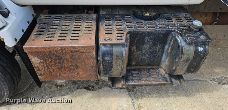 image for item DQ0213 1994 GMC TopKick LoPro  flatbed truck