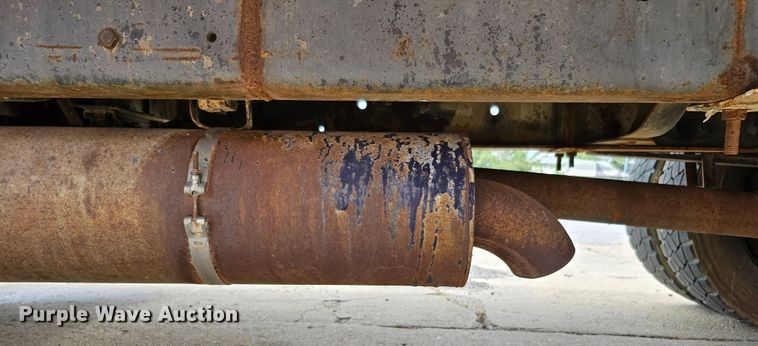 image for item DQ0213 1994 GMC TopKick LoPro  flatbed truck