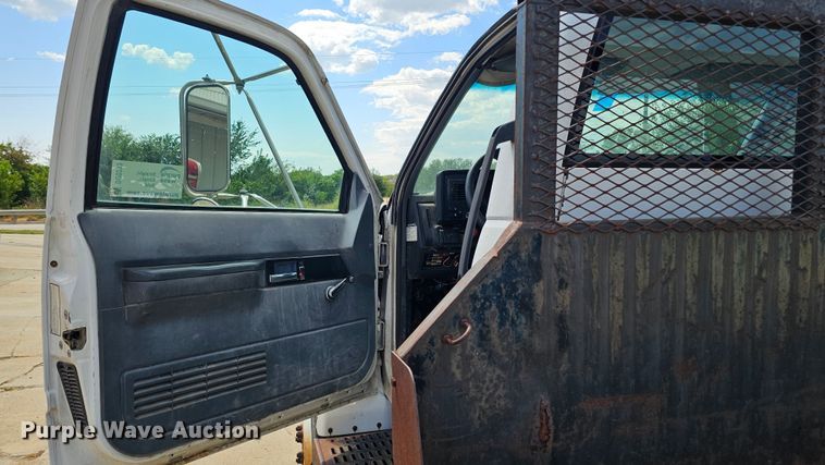 image for item DQ0213 1994 GMC TopKick LoPro  flatbed truck