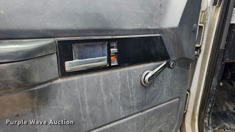 image for item DQ0213 1994 GMC TopKick LoPro  flatbed truck